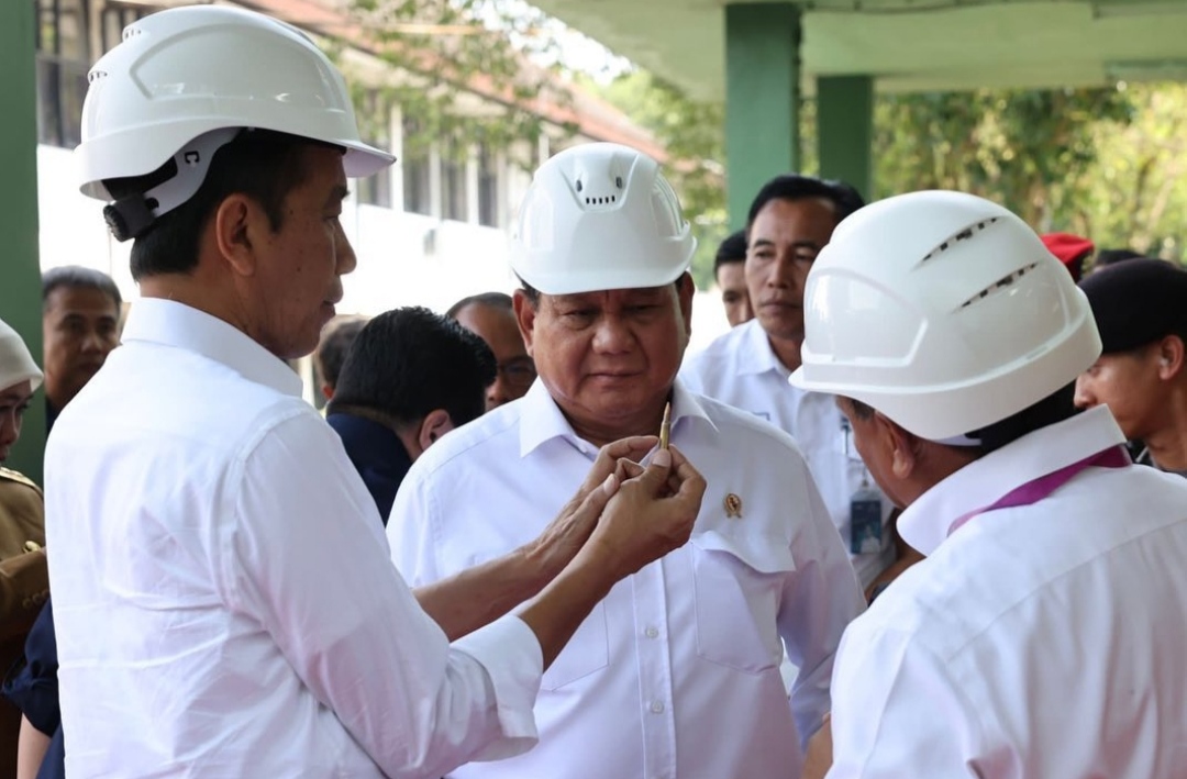 Menhan Prabowo Subianto dampingi Presiden Jokowi dalam kunjungan kerja ke PT Pindad Turen Malang untuk meninjau produksi alat utama senjata (Alutsista) (Ashar/Foto:Tim Prabowo/SinPo.id)