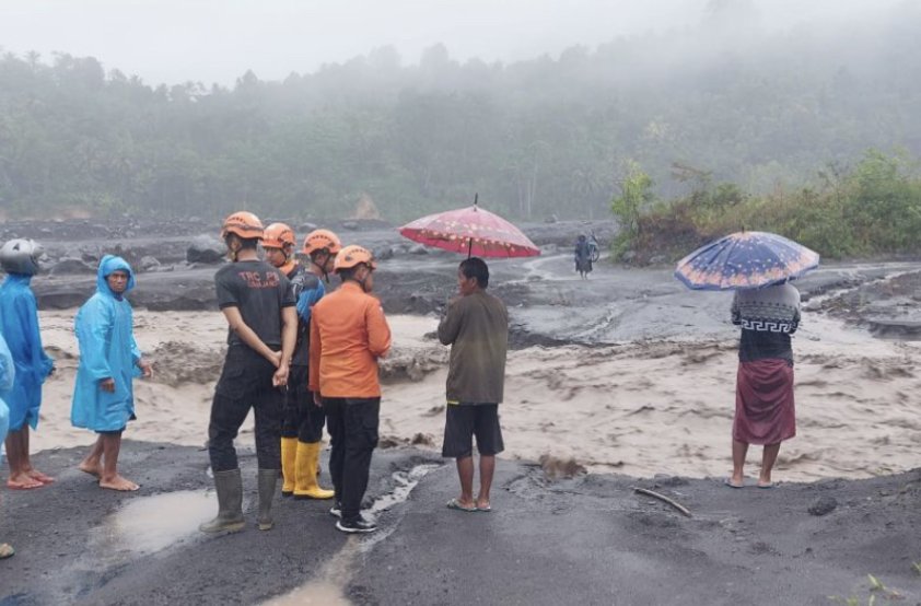 Ilustrasi. Petugas memantau situasi di salah satu lokasi yang terdampak akibat banjir lahar dingin dan longsor di Lumajang pada Sabtu, 8 Juli 2023. (SinPo.id/Biro Adpim Jatim)