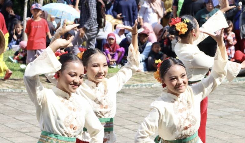 Pertunjukan Tari Jepen pada kegiatan Kirab Budaya di di Kedaton Kesultanan Kutai Kartanegara, Kalimantan Timur. (SinPo.id/Diskominfo Kaltim)