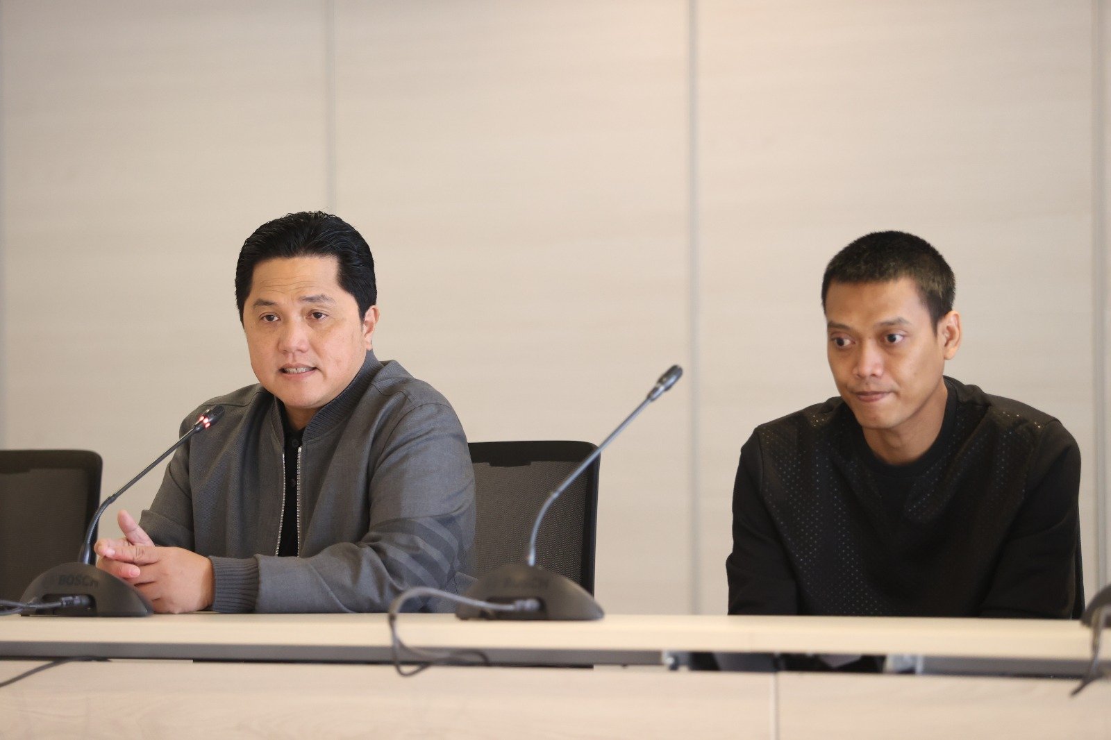 Ketua Umum PSSI, Erick Thohir dan Kurnia Meiga (PSSI)