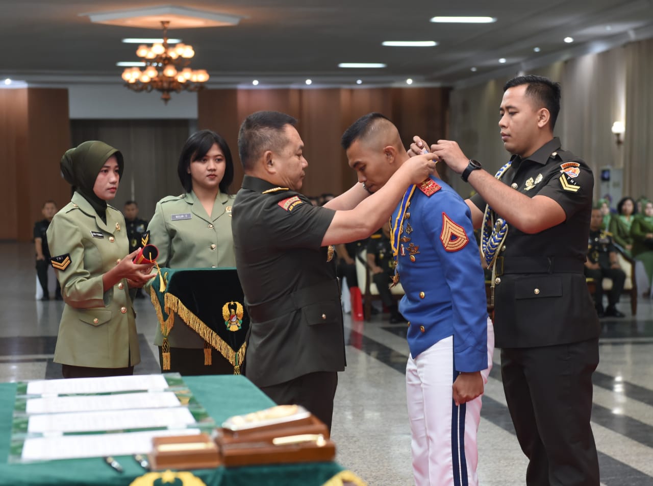 Kasad mewisuda lulusan Akmil (Sinpo.id/Puspen TNI)