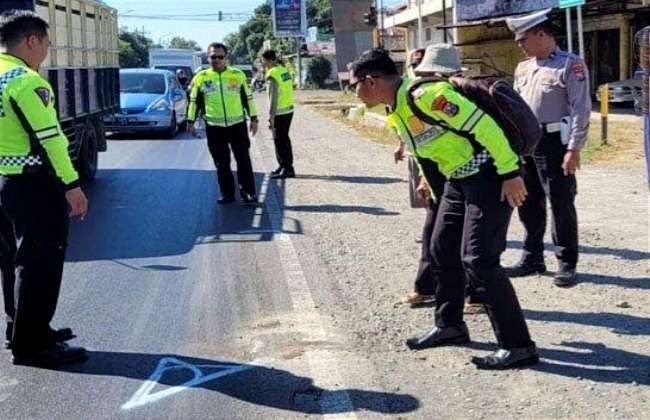 Polisi olah TKP lokasi kecelakaan di Jalur Pantura Situbondo (SinPo.id/ NTMC Polri)