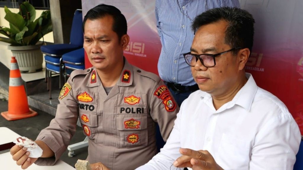 Konferensi pers kasus pelemparan batu di Mapolsek Beji (SinPo.id/ Humas Polri)