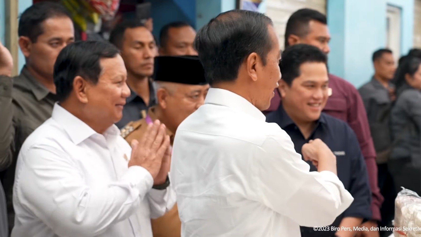 Menhan Prabowo mendampingi Presiden Jokowi blusukan di Pasar Bululawang, Jatim, (SinPo.id /Setkab)