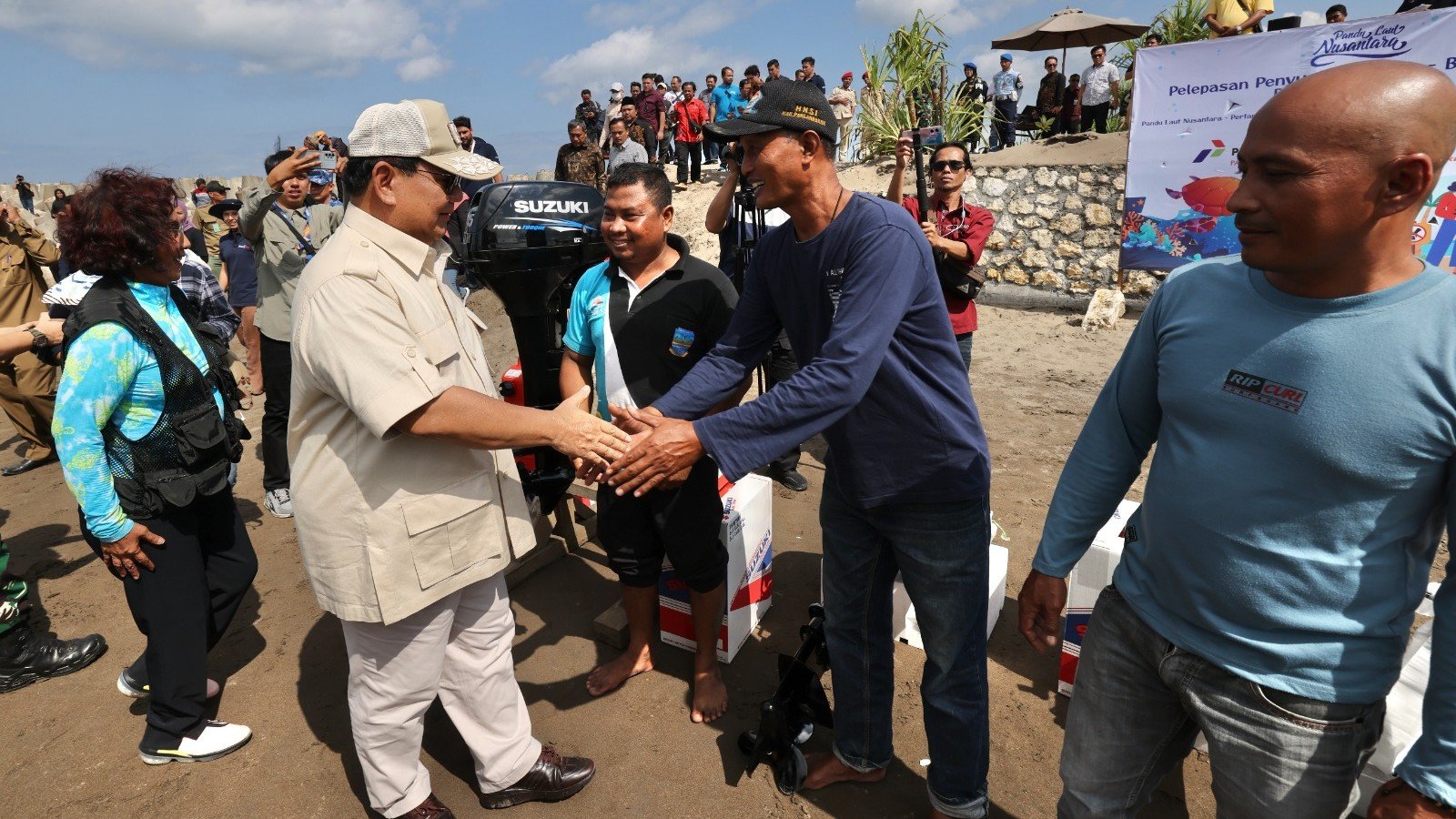 Menhan Prabowo Subianto dan Susi Pudjiastuti saat menemui nelayan di Pangandaran (SinPo.id/ Tim Media Prabowo)