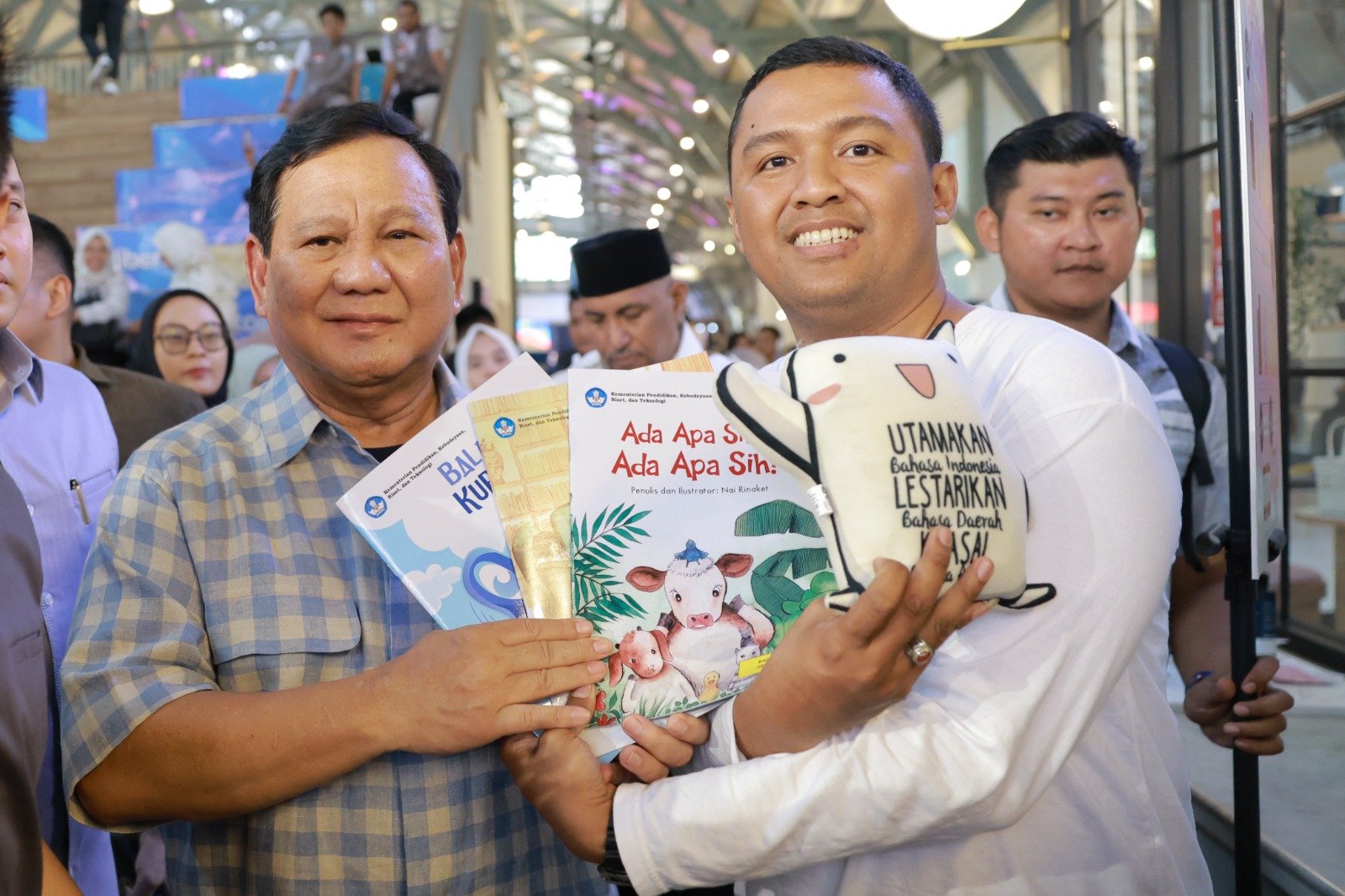 Hadiah buku dongeng dari pengunjung untuk Prabowo (Sinpo.id/Tim Media)