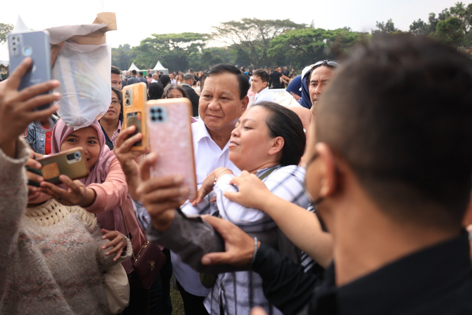 Prabowo diajak selfie bareng warga Kota Malang (Sinpo.id/Tim Media)