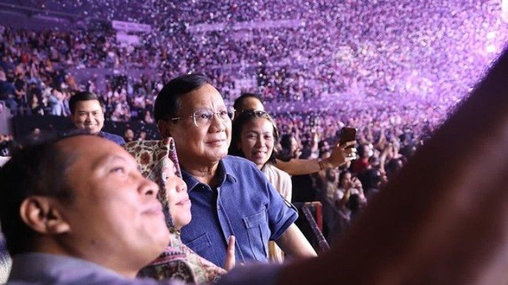Antusiasme warga berfoto dengan Prabowo di konser Ari Lasso (SinPo.id/ Instagram)