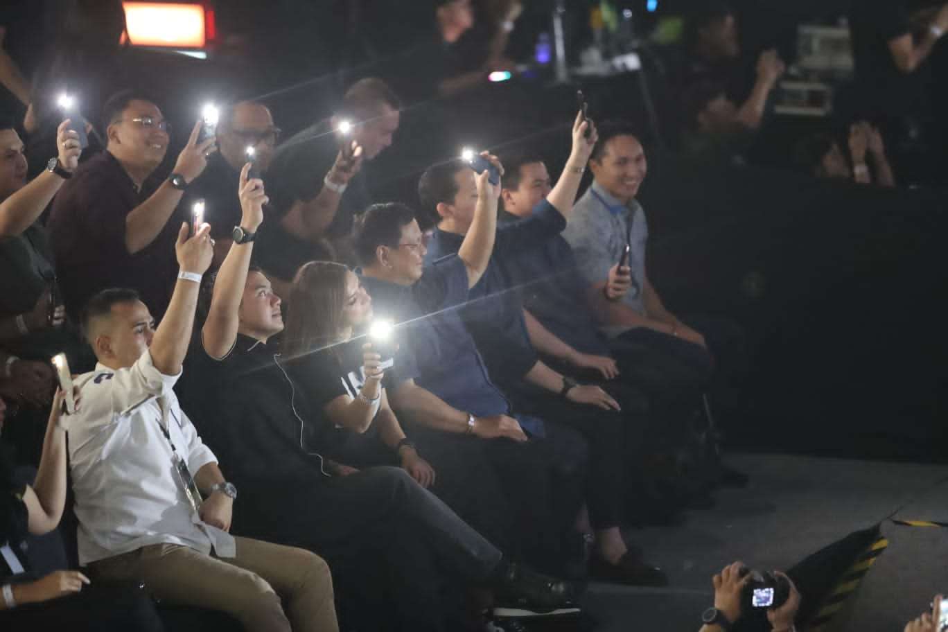 Prabowo ikut larut saat Ari Lasso bawakan lagu lirih (Sinpo.id/Tim Media)