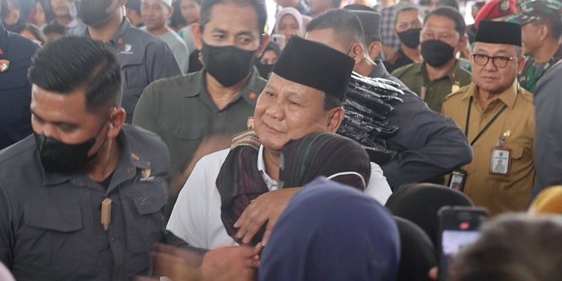 Momen ketika Prabowo Subianto dipeluk emak-emak di Tabalong (SinPo.id/ Tim Media Prabowo)