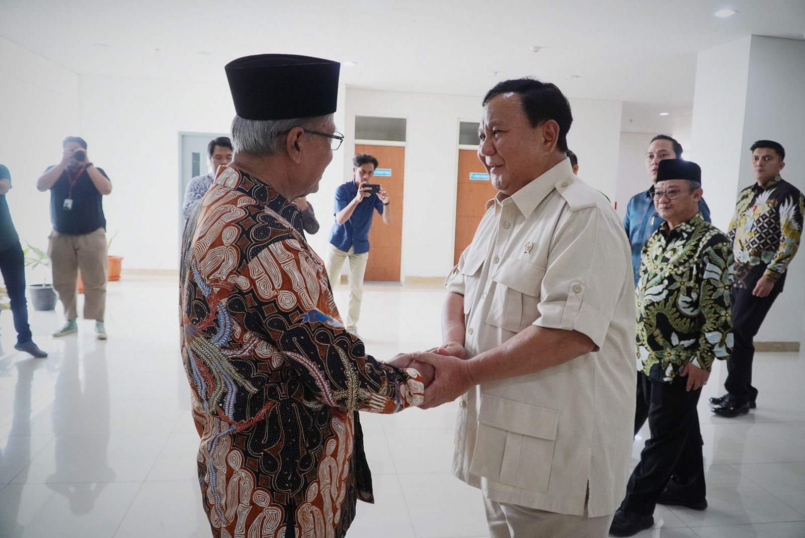 Prabowo Subianto meyambangi Ketua Umum PP Muhammadiyah Haedar Nashir di UAD, Yogyakarta, pada Jumat 15 Juli 2023.