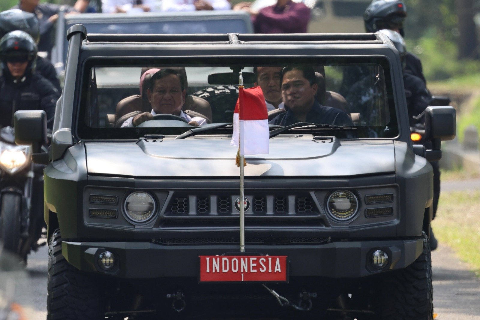 Prabowo sopiri Presiden Jokowi dan istrinya Iriana ditemani Menteri BUMN, Erick Thohir (Sinpo.id/Tim Media)