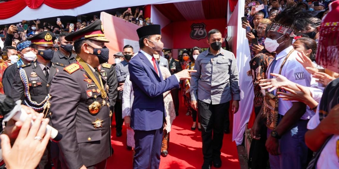 Presiden Joko Widodo melakukan inspeksi barisan peserta HUT Bhayangkara (Sinpo.id/Setkab)