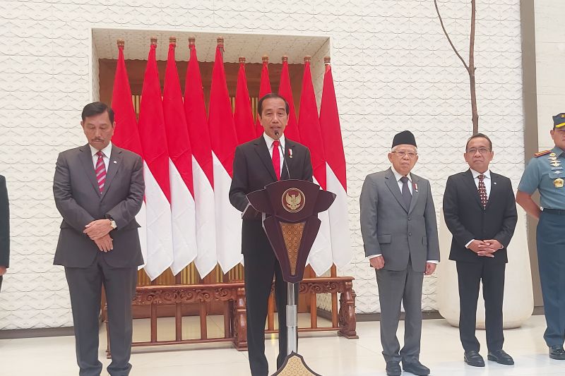 Presiden RI Joko Widodo menyampaikan pernyataan pers sebelum bertolak ke Singapura di Lapangan Udara Halim Perdana Kusuma, Jakarta pada Senin, 3 Juli 2023. (SinPo.id/Antara)