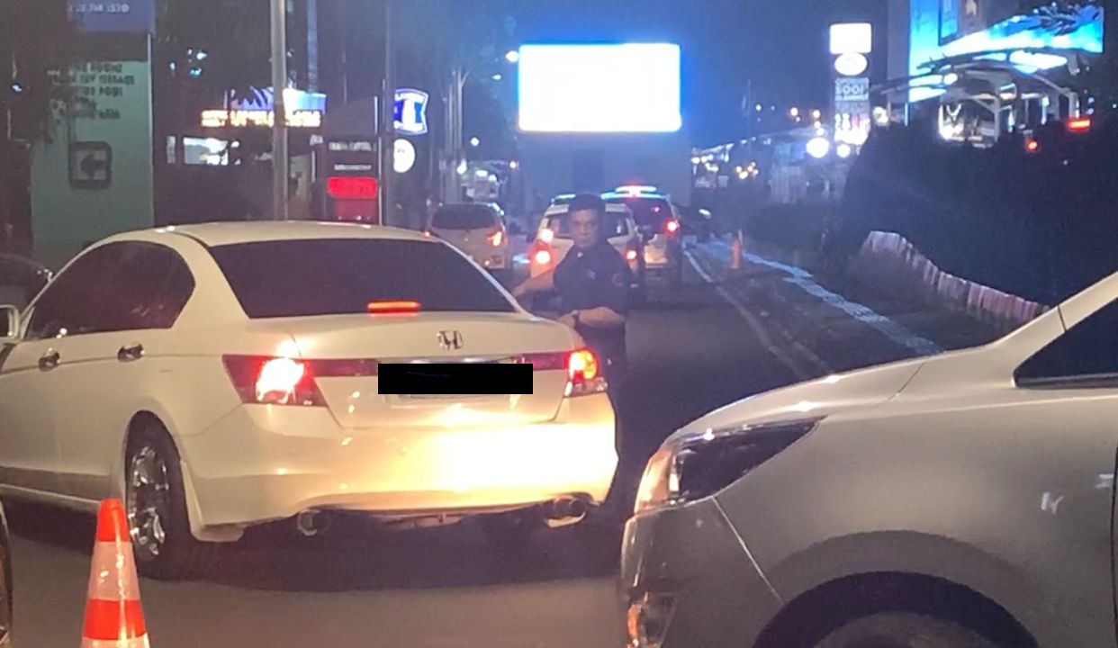 Mobil yang dikendarai putra mantan Gubernur Aceh Irwandi Yusuf, Teguh Agam Meutuah meninggalkan kafe di kawasan Kemang, Jaksel.