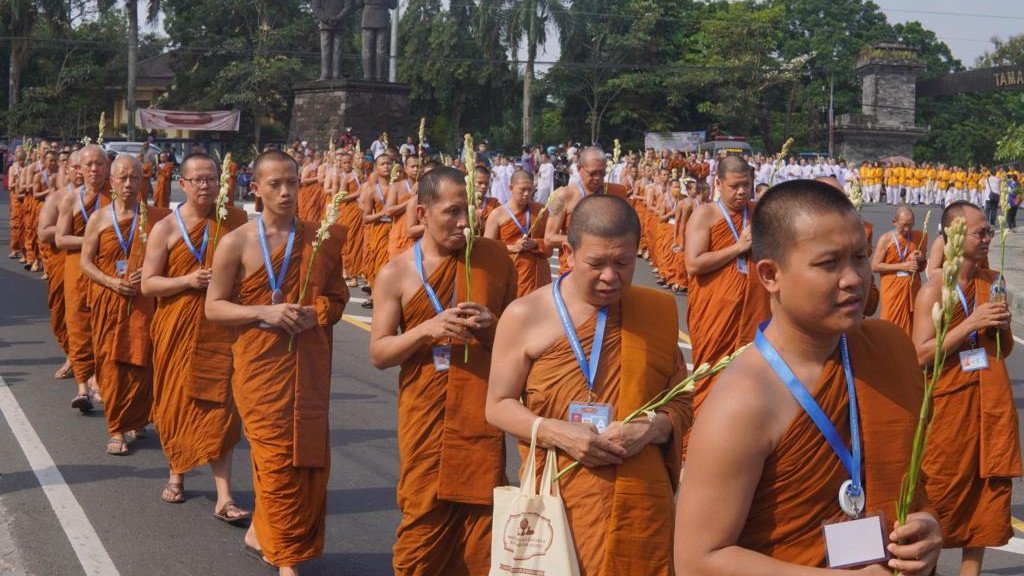 Hari Asadha 2023, Ribuan Umat Buddha Jalan dari Mendut ke Borobudur