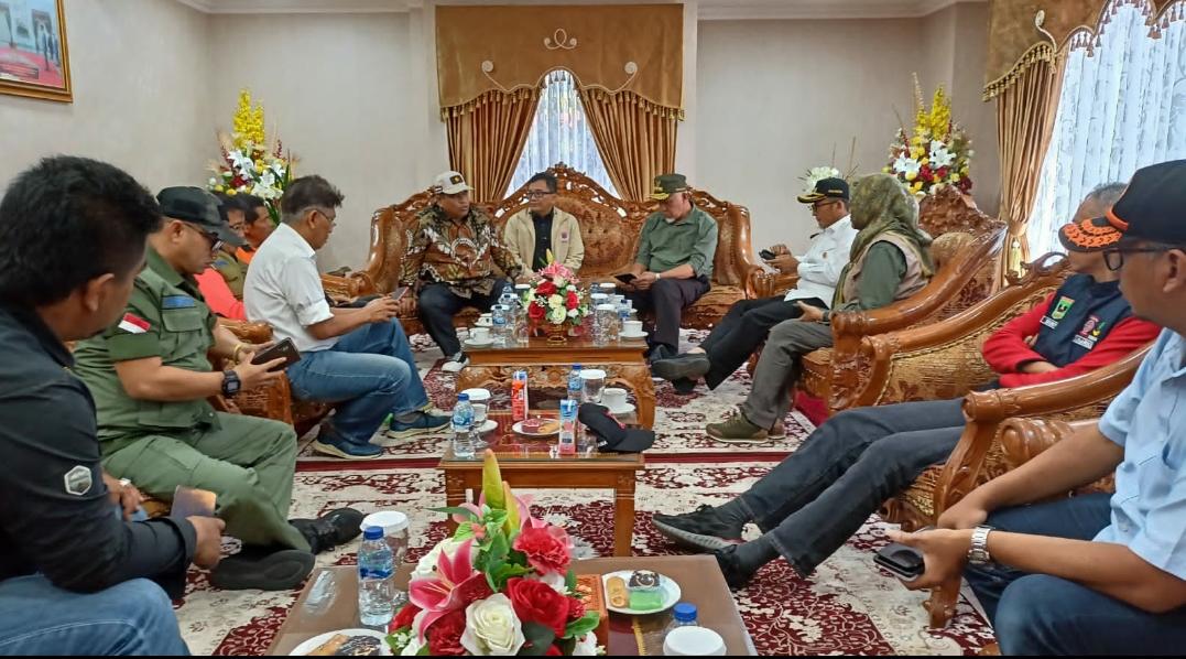 Rapat Koordinasi Percepatan Penanganan Bencana bersama Gubernur Sumatera Barat dan Pemerintah Daerah terdampak yang dihelat di Kota Padang, Sumatera Barat pada Sabtu (BNPB)