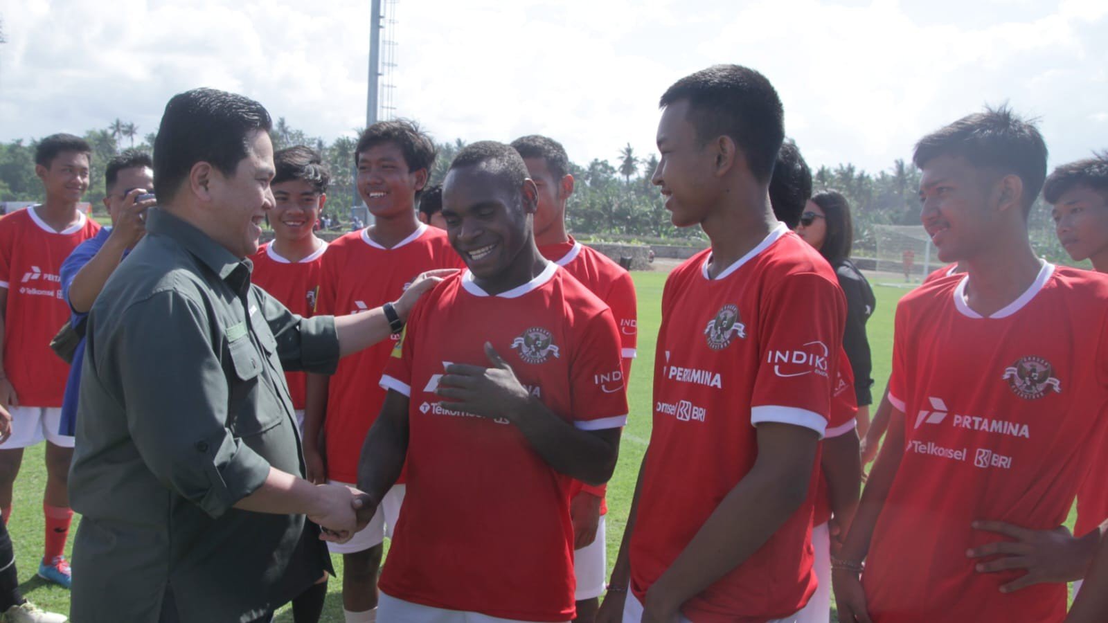 Ketua Umum PSSI bersama pemain yang ikut seleksi Timnas U-17 (SinPo.id/ PSSI)