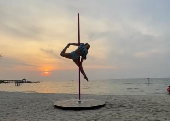 salah satu gerakan pole dance (SinPo.id/Ist)