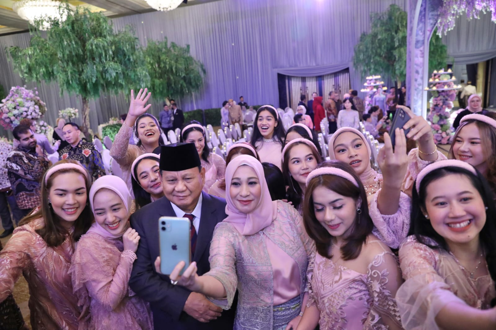 Prabowo Subianto diajak selfie dengan para hadirin di acara pernikahan (Sinpo.id/Tim Media)