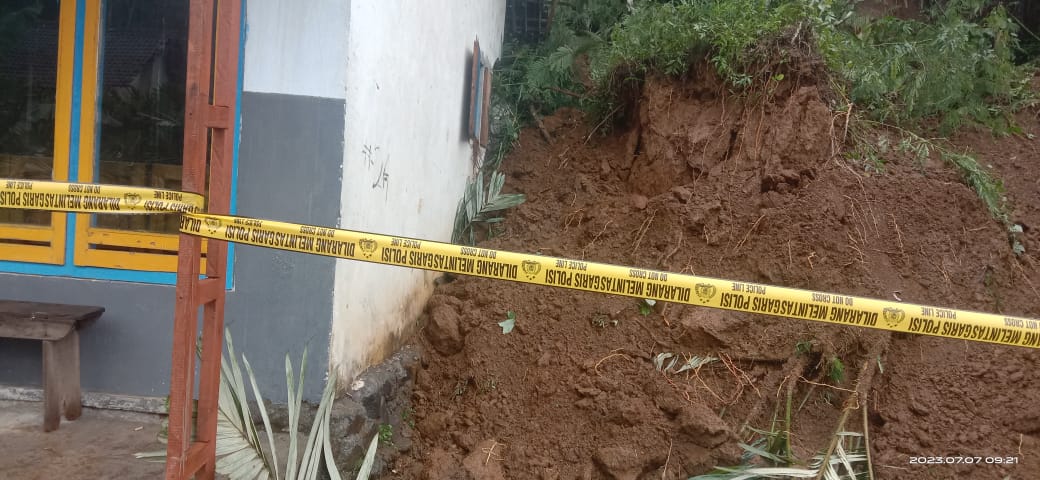 Kondisi rumah yang tertimpa (Sinpo.id/BNPB)