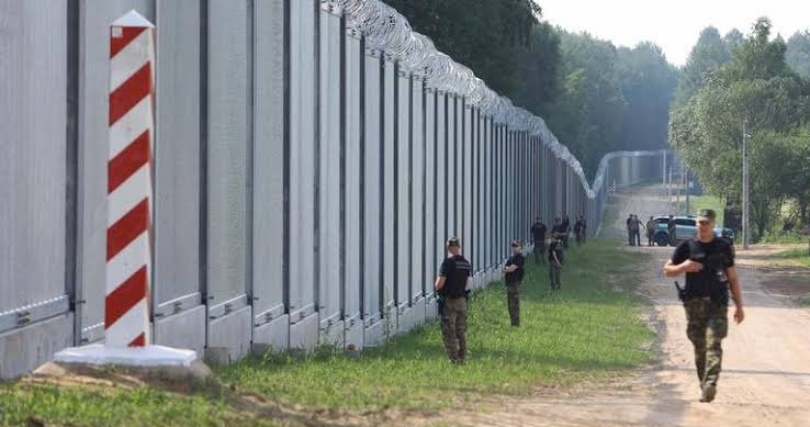 Polandia akan mengirim 500 polisi untuk meningkatkan keamanan di perbatasannya dengan Belarus. (SinPo.id/AP)