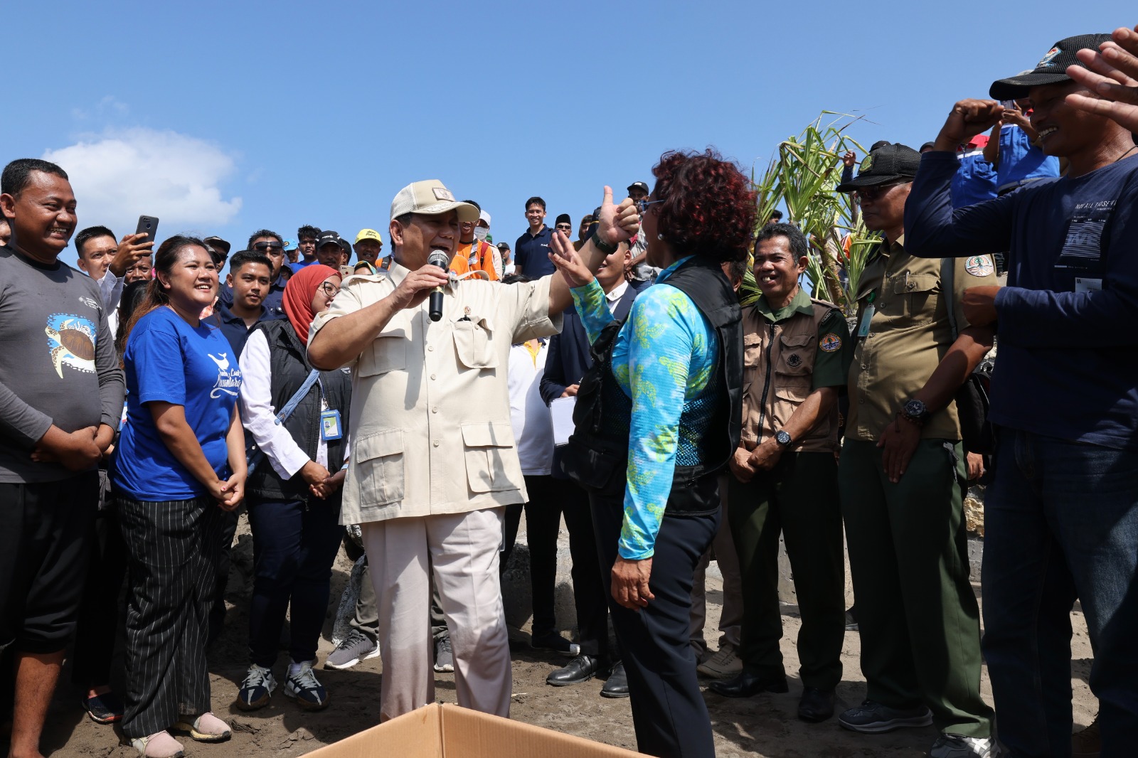 Menhan Prabowo melepas tukik bersama Susi Pudjiastuti di Pengadaran (Ashar/Foto:Tim Prabowo/SinPo.id)