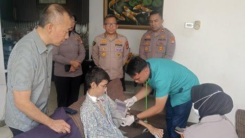 Pemeriksaan kesehatan terhadap Sultan, korban kecelakaan kabel (Sinpo.id/Arsip istimewa)