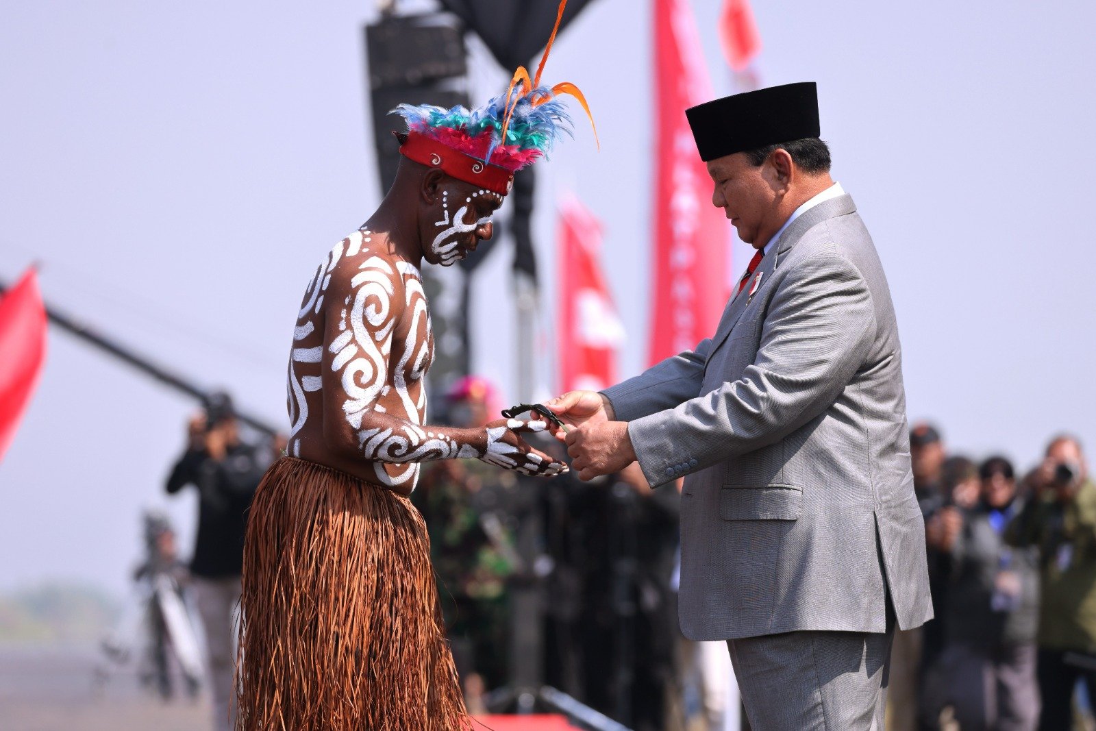 Anggota Komcad yang mebdapatkan hadiah jam tangan dari Prabowo (Sinpo.id/Kemhan)