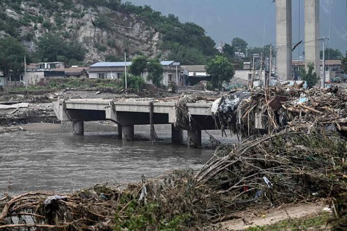 Jembatan runtuh diterjang banjir bandang di China (Sinpo.id/USA Today)