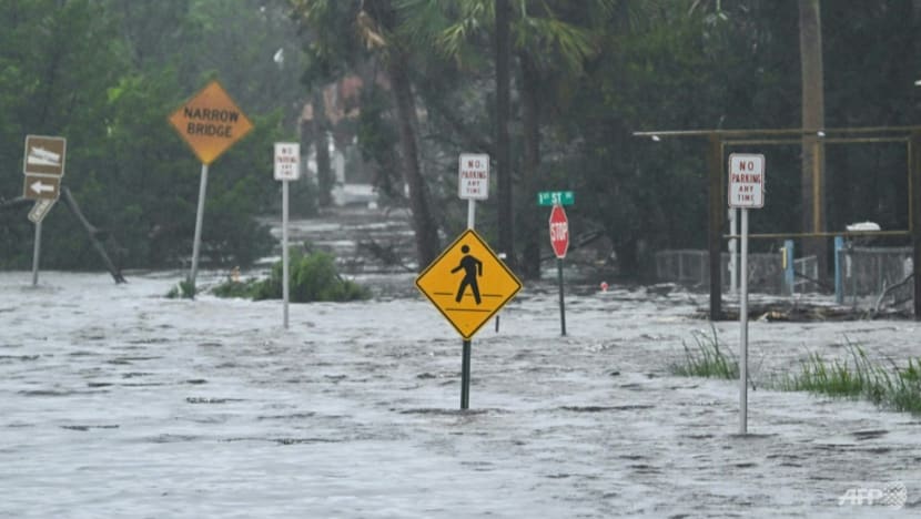 Badai Idalia menerjang wilayah barat laut Florida dengan level yang sangat berbahaya, dan disertai dengan datangnya gelombang air laut yang menyebabkan banjir. (SinPo.id/AFP)