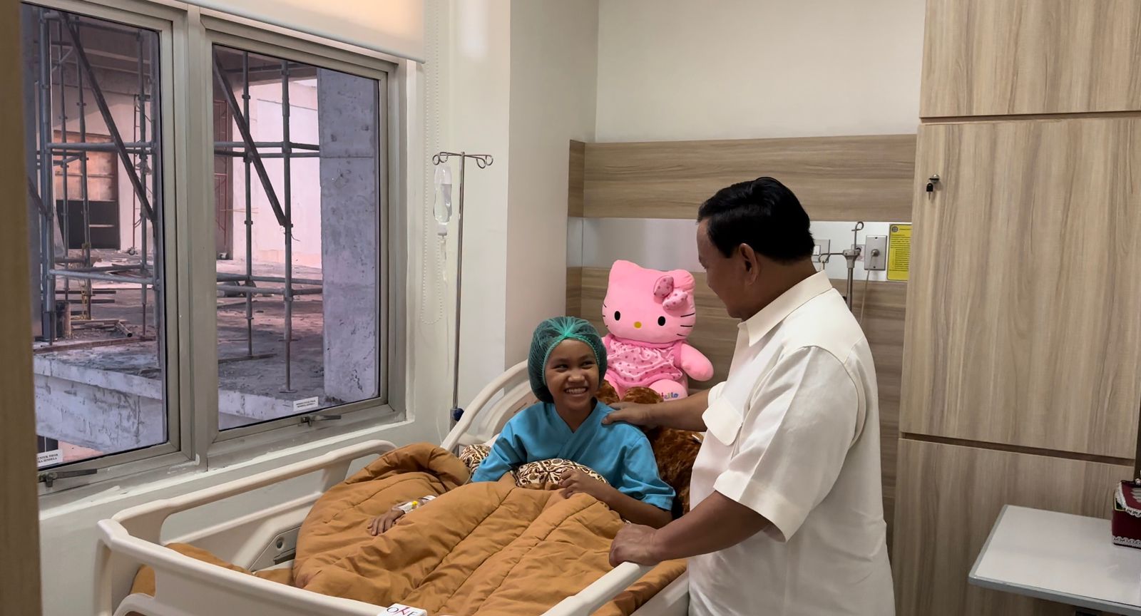 Prabowo berbincang dengan Nabila si gadis penyelamat kucing (Sinpo.id/Tim Media)