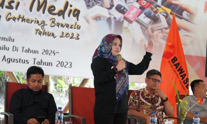 Anggota Bawaslu Lolly Suhenty saat memberikan sambutan saat membuka Media Gathering Bawaslu Tahun 2023 di Sukabumi, Jawa Barat pada Kamis 3 Agustus 2023