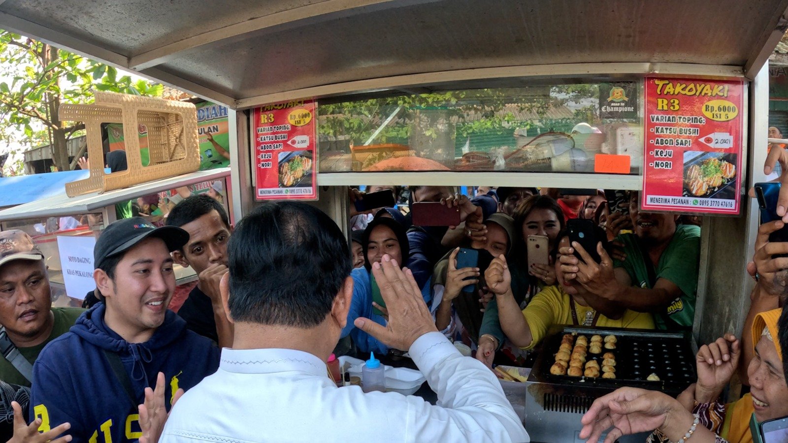 Pedagang yang antusias berinteraksi dengan Prabowo Subianto (SinPo.id/ Tim Media Prabowo)