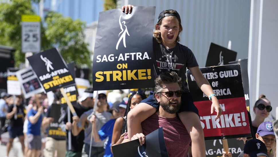 Aktor Jac Cheairs mengikuti aksi mogok massal di depan studio Netflix, di Los Angeles pada Jumat, 4 Juli 2023 waktu AS. Mereka tuntut kelayakan upah. (SinPo.id/AP Photo)