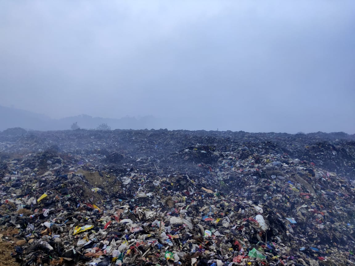 Operasi pemadaman Tempat Pembuangan Sampah Terpadu (TPST) Sarimukti di Kabupaten Bandung Barat, Provinsi Jawa Barat