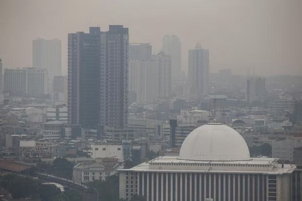 Ilustrasi. Suasana gedung bertingkat yang terlihat samar karena polusi udara di Jakarta pada 6 Juni 2023. (SinPo.id/Antara)