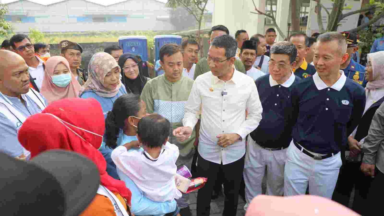 Pj Gubernur Heru Budi saat tinjau pengungsian korban kebakaran Kapuk Muara (SinPo.id/ PPID DKI)