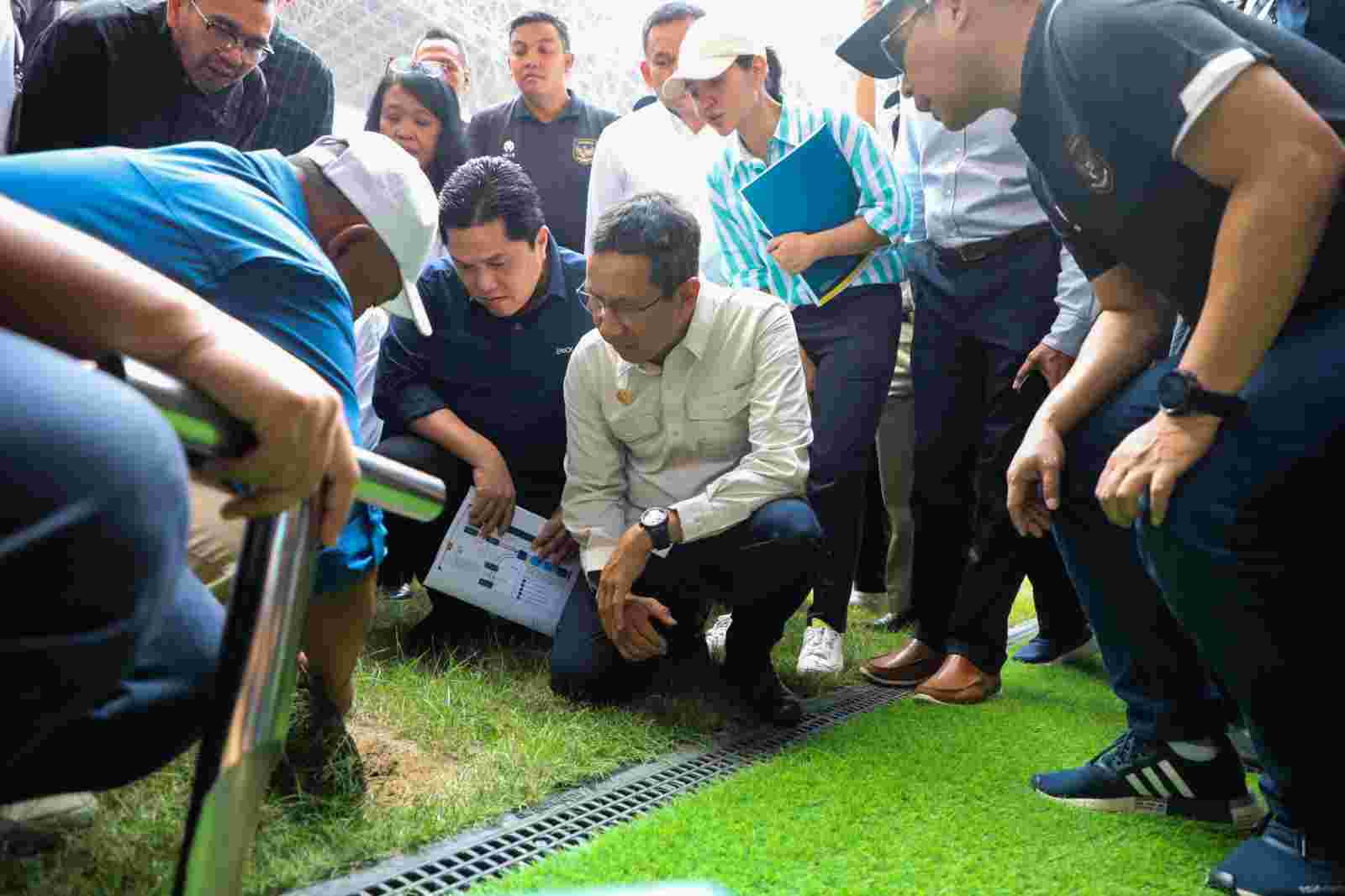 Heru Budi Hartono saat meninjau rumput JIS /Ppid dki