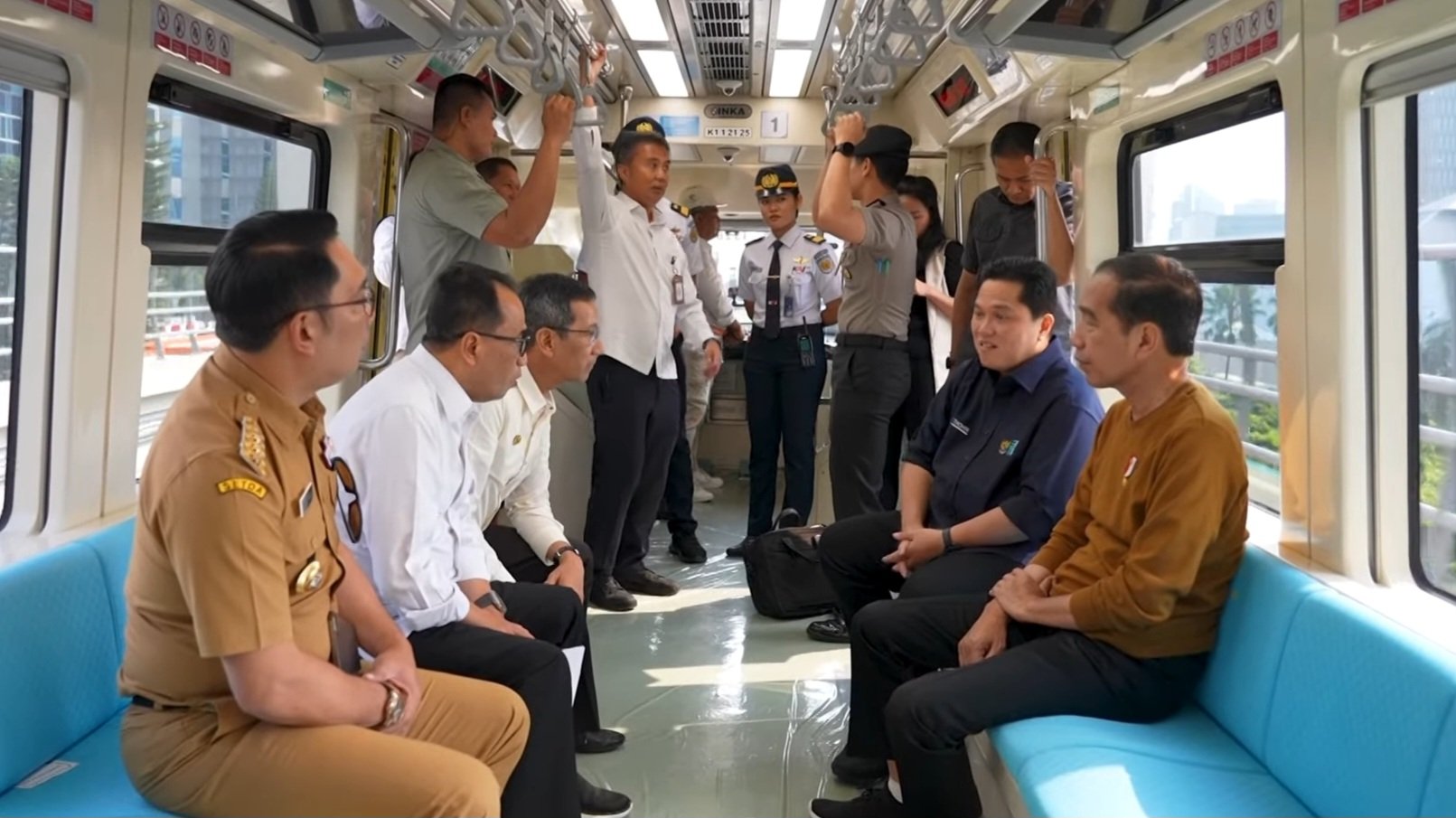 Presiden Joko Widodo beserta jajaran menjajal LRT Jabodebek (Sinpo.id/Setkab)