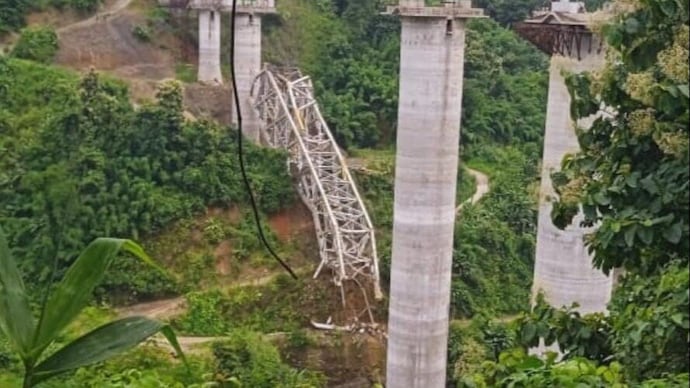 Jembatan kereta api yang runtuh di India (SinPo.id/ India Today)