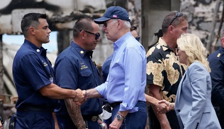 Presiden Amerika Serikat Joe Biden, bersama dengan Ibu Negara Jill Biden, menemui korban selamat dari kebakaran hutan paling mematikan di Maui, Hawaii. (SinPo.id/AP)