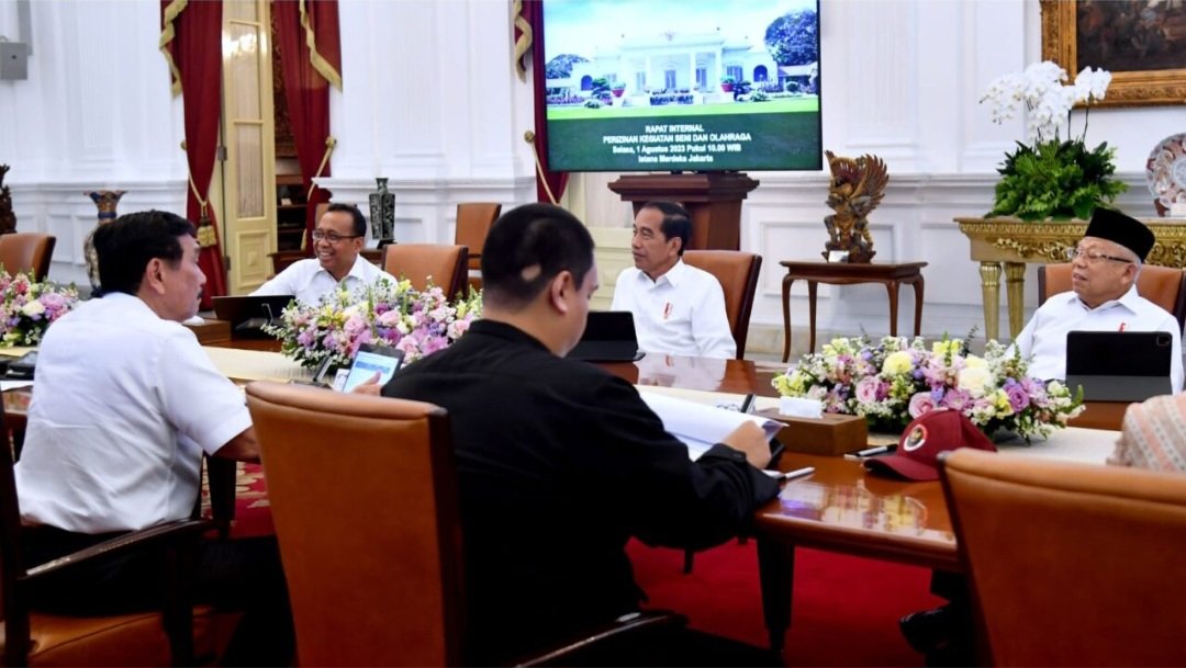 Presiden Jokowi menggelar rapat terbatas bersama sejumlah Menteri Kabinet Indonesia Maju di Istana Merdeka. (SinPo.id/Setkab)