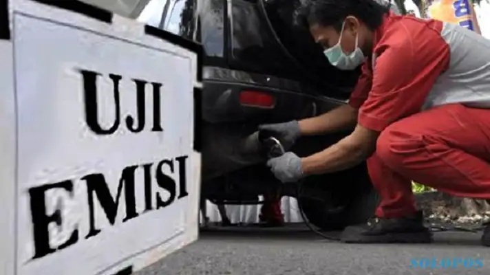 Kendaraan bermotor sedang melakukan uji emisi. (Autoride)