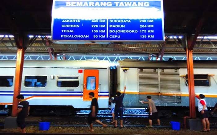 Potret pembersihan gerbong KA di Stasiun Semarang Tawang (Sinpo.id/PPID KAI Daop 4 Semarang)