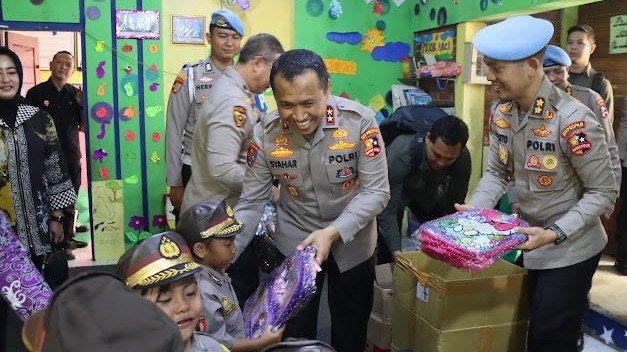 Kadiv Propam Polri Irjen Pol Syahar Diantono saat menyerahkan bantuan ke TK gratis di Gunung Kidul (SinPo.id/ Humas Polri)