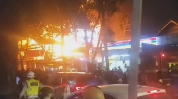 Kebakaran rumah makan di depan Gandaria City (SinPo.id/ Humas Jakfire)