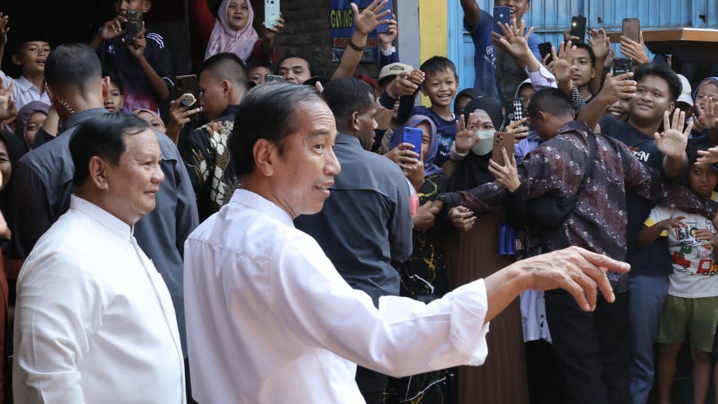 Presiden Joko Widodo bersama Menhan Prabowo saat blusukan ke Pasar Grogolan Pekalongan (SinPo.id/ Tim Media Prabowo)