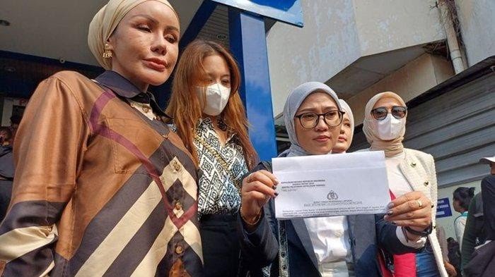 Melissa Anggraeni menunjukan hasil laporan ke Polda Metro Jaya (Sinpo.id/Special)