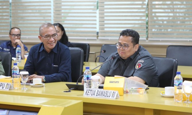 Ketua Bawaslu Rahmat Bagja (kanan) dan Ketua KPU Hasyim Asy'ari tengah